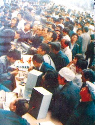 盐城“燕舞”工作人员街头为用户服务“一片”(组图)