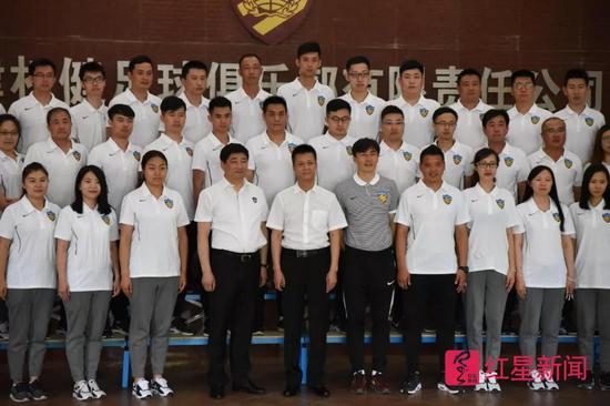 ▲2017年5月18日，束昱辉（中）到天津权健基地指导工作，与天津足球权健俱乐部有限责任公司员工大合照     图据东方IC