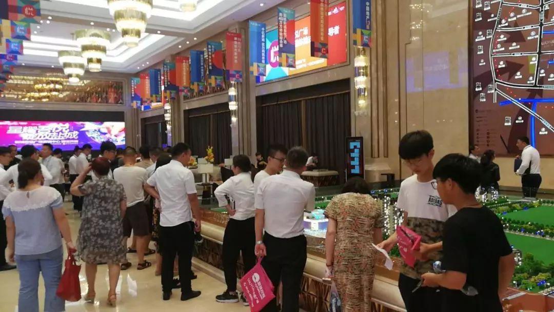 无论高温或台风 都无法阻挡盐城人齐聚吾悦广场