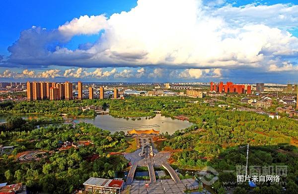 盐城也被称为“东方湿地”，草木茂盛，鹤舞鹿鸣，一派原始生态风光