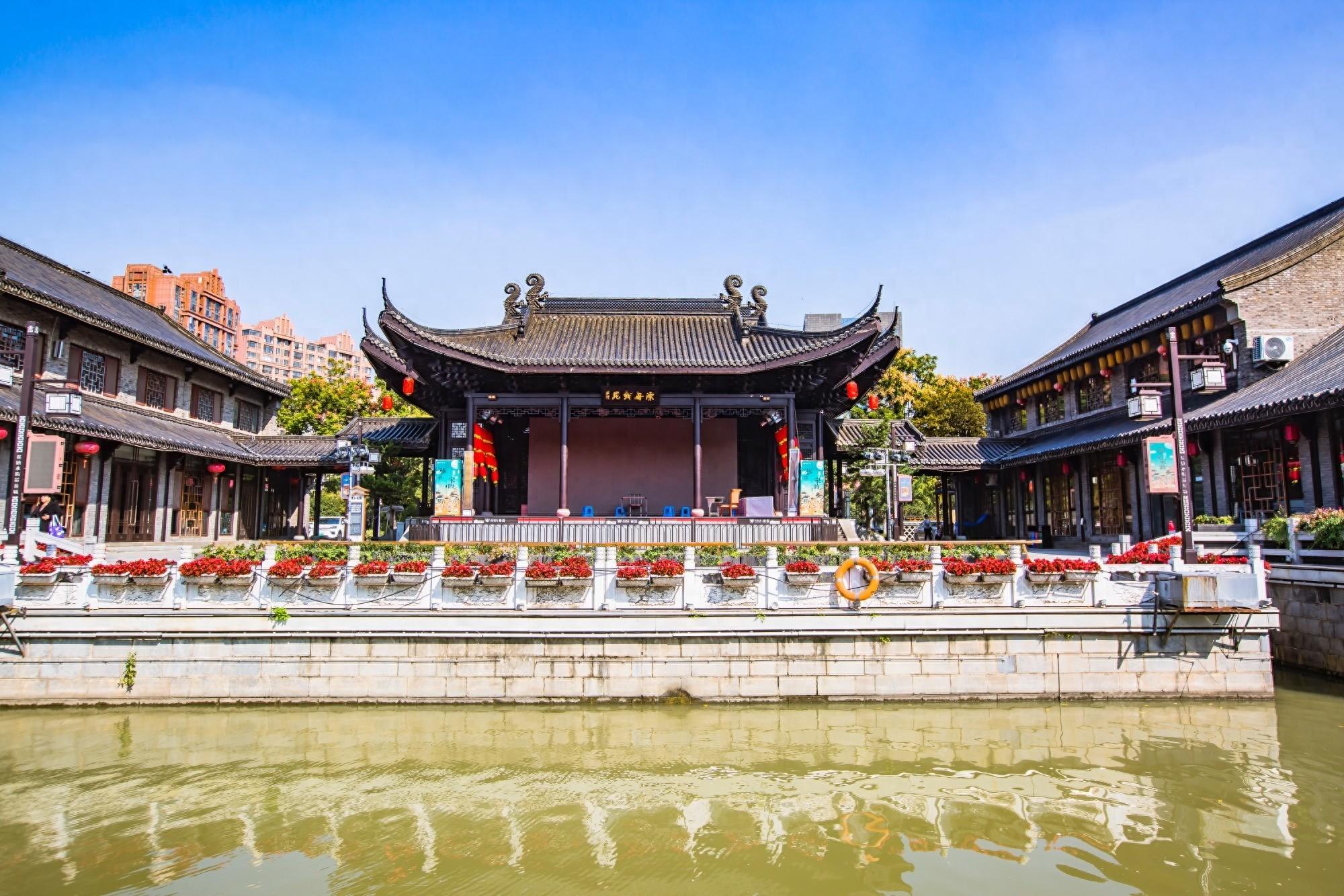 盐城水城用水串联起仿古建筑的街区中绿水悠悠