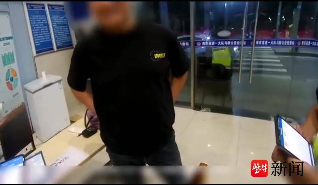 女友怕黑不敢开高速，所以他就主动“代驾”了